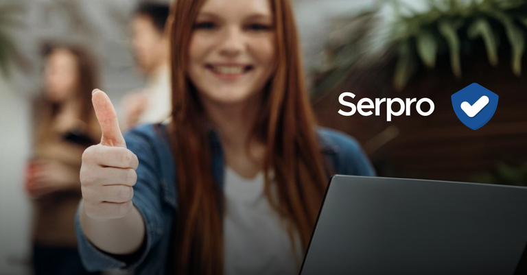 Mulher em frente a notebook faz o gesto de positivo com a mão, ao lado, o nome Serpro e o selo de verificado do Reclame AquiReclame Aqui Selo Serpro verificado Mulher em frente a notebook faz o gesto de positivo com a mão, ao lado, o nome Serpro e o selo de verificado do Reclame AquiReclame Aqui Selo Serpro verificado